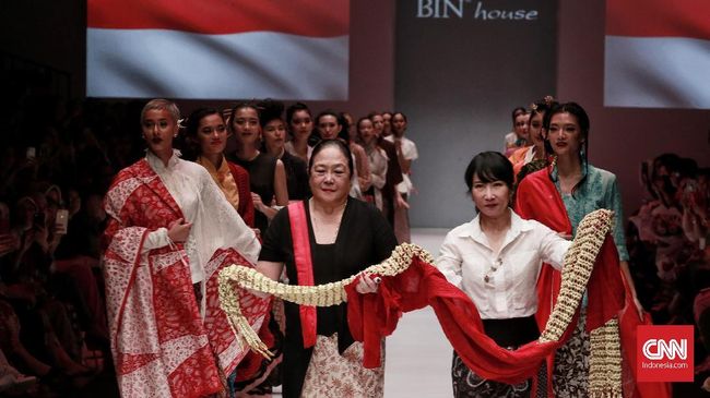 Perjuangan anak-anak melawan kanker membuat perancang Josephine Komara alias Obin bergabung dalam kegiatan "Tribute to Ibu".