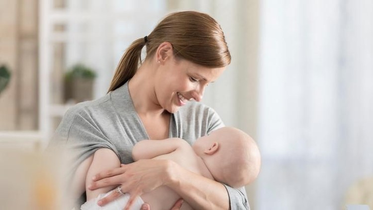 Ada kalanya ASI mengalir dengan sangat derasa atau disebut Let Down Reflex. Nah, simak posisi menyusui agar si kecil tak tersedak ketika ASI deras.