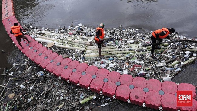 Pasukan oranye yang bertugas membantu penanganan banjir Jakarta mengeluhkan lonjakan harga rokok.