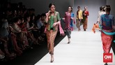 FOTO: Racikan Kehalusan Wanita dalam 'Sutra Dewangga' Obin Obin kembali menghadirkan kreasi kain warna-warni tradisional Indonesia di Jakarta Fashion Week 2019.