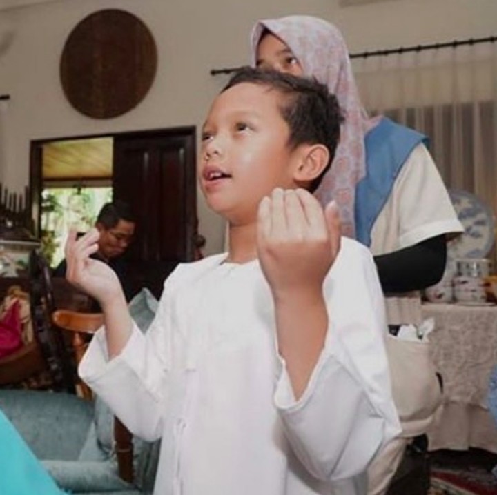 <p>Ayo tebak, apa doa yang sedang dipanjatkan jagoan kecil kesayangan <a href="https://news.detik.com/berita/d-4272236/prabowo-sandi-disarankan-rombak-timses-begini-respons-jubir?_ga=2.257546114.88361943.1540174850-1198794712.1536556213" target="_blank">Sandiaga Uno</a> ini ya? (Foto: Instagram/ @nurasiauno)  </p>