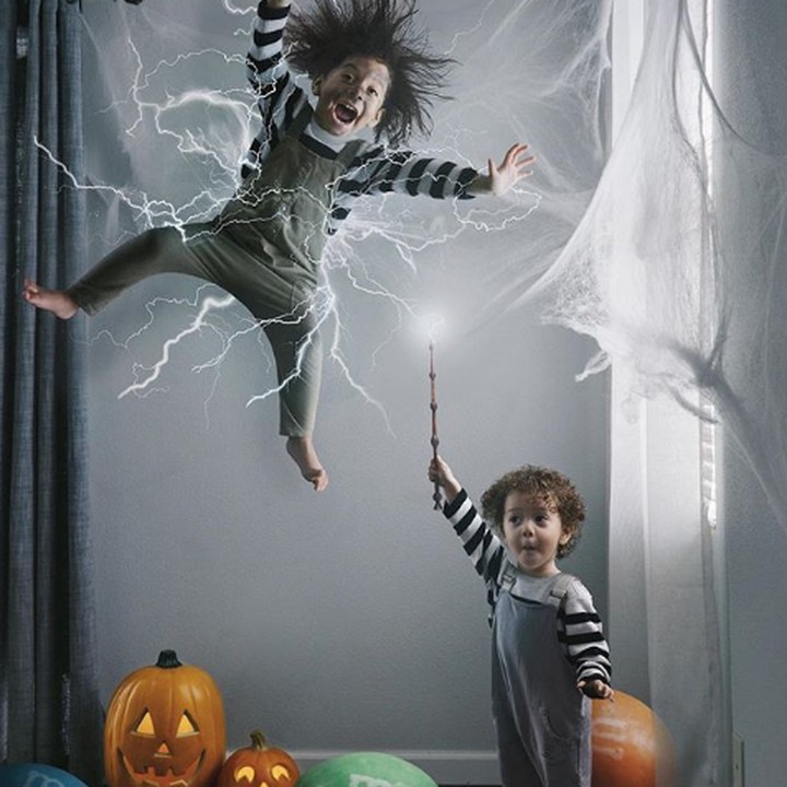 <p>Terinspirasi dari tema <a href="https://m.detik.com/inet/fotoinet/d-4267523/10-kostum-halloween-paling-dicari-di-google" target="_blank">Halloween</a>. Ini salah satu foto karya Vanessa bersama kedua putranya. (Foto: Instagram @the_life_of_aivax)</p>
