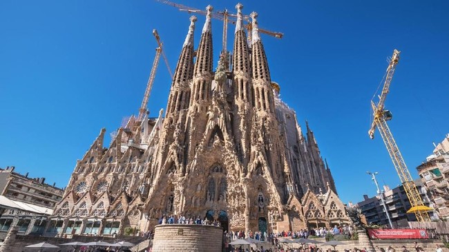 La Sagrada Familia bukan satu-satunya karya Antoni Gaudí yang patut dikunjungi wisata di Spanyol.