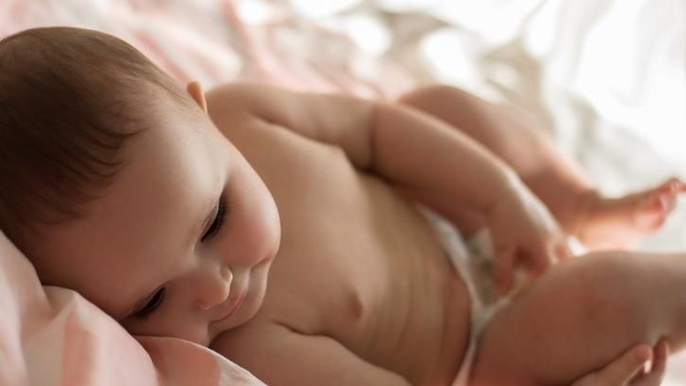 Bila Bunda rutin menjemur bayi terutama bayi baru lahir di pagi hari, berikut ini 7 manfaat yang bisa didapat.