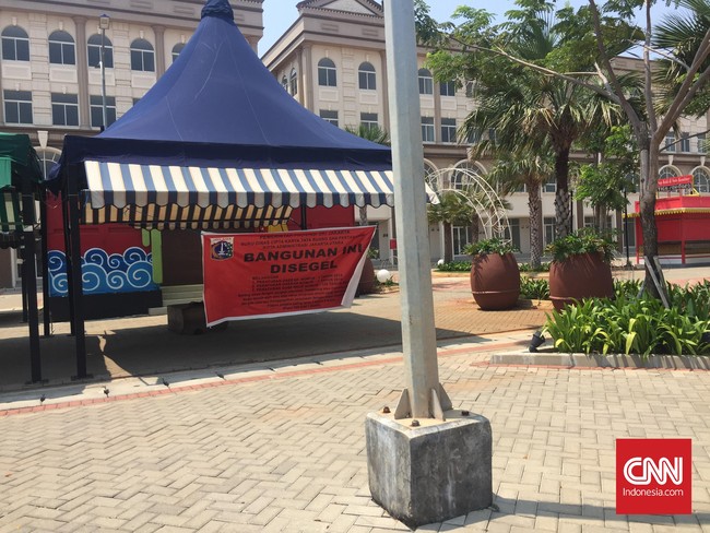 Pulau D menjadi 'pulau mati' setelah Gubenur DKI Jakarta Anies Baswedan menghentikan proyek reklamasi. Bangunan yang berada di Pulau D ditumbuhi rumput liar.