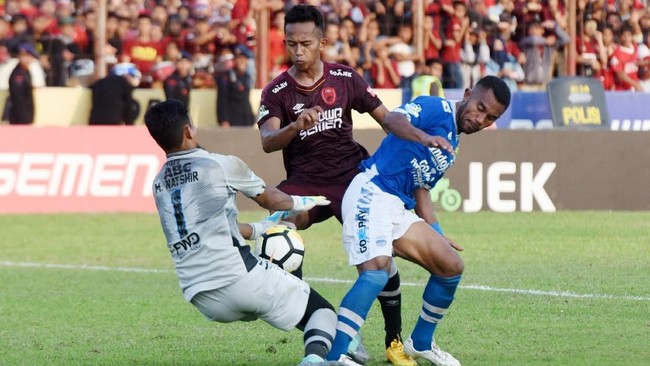 Pelatih Persib Bandung Roberto Carlos Mario Gomez memiliki banyak pekerjaan yang perlu diperbaiki usai menelan kekalahan 0-3 dari PSIS Semarang di Liga 1 2018.