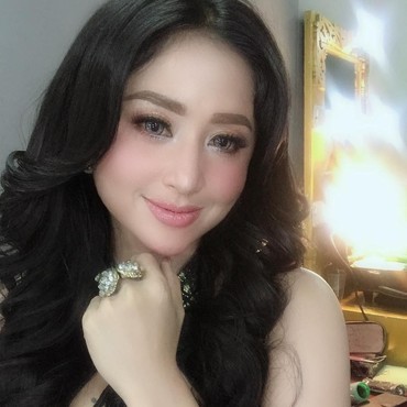 Lagu 'Indah Pada Waktunya' Dewi Perssik Tembus 100 Juta Penonton