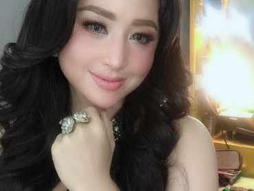 Lagu 'Indah Pada Waktunya' Dewi Perssik Tembus 100 Juta Penonton
