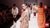 FOTO: Racikan Kehalusan Wanita dalam 'Sutra Dewangga' Obin Obin kembali menghadirkan kreasi kain warna-warni tradisional Indonesia di Jakarta Fashion Week 2019.