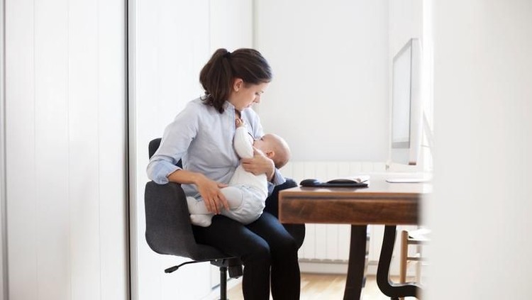 Tips Sukses Berikan ASI Eksklusif bagi Ibu Bekerja Sebelum kembali bekerja, Bunda bisa melakukan beberapa latihan agar produksi ASI tidak berkurang. Baca informasi selengkapnya yuk, Bun!