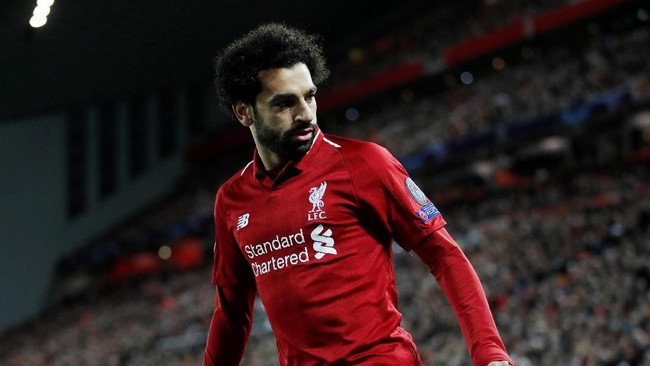 Tangan Mohamed Salah dibebat saat menjalani latihan Liverpool jelang bertandang ke markas Arsenal pada laga Liga Primer Inggris,