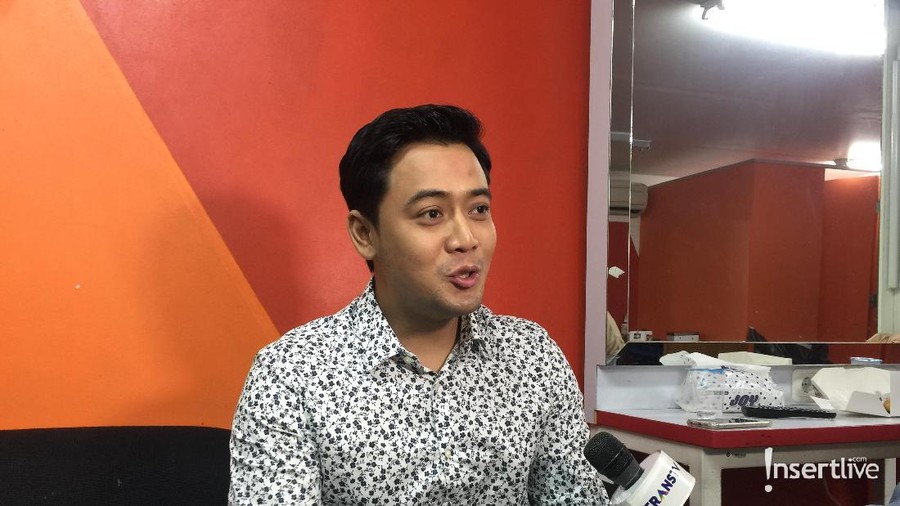Tengah bermasalah, Kriss Hatta menyebut Billy Syahputra sebagai sosok yang lucu. 