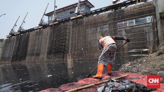 Tinggi muka air di Pintu Air Pasar Ikan, Jakut, terus mengalami peningkatan hingga 202 Cm yang kemudian memicu status Siaga II.