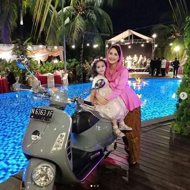 <p>Mau naik vespa ke mana nih Lakeisha dan Bunda Arumi? Hati-hati ada kolam renang di belakang, he-he-he.  (Foto: Instagram @arumi_arumi_94)</p>