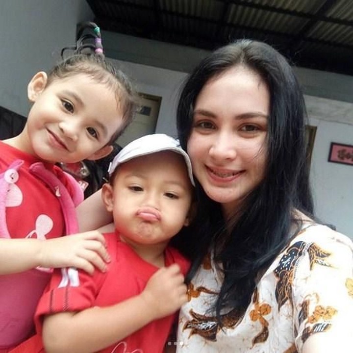 <p> Bunda <a href="https://20.detik.com/e-flash/20180818-180818051/arumi-bachsin-akan-naik-haji-bareng-suami" target="_blank">Arumi Bachsin </a>sering ngajak kedua anaknya wefie nih, Bun. Ekspresi mereka menggemaskan sekali ya. (Foto: Instagram @arumi_arumi_94)</p>