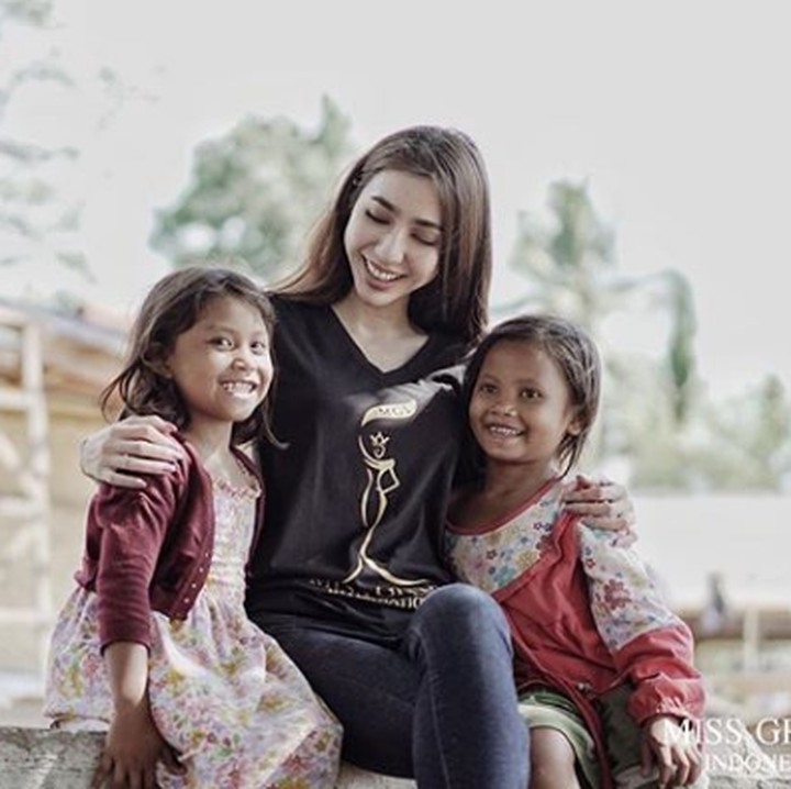 <p>Nadia Purwoko bersama anak-anak korban gempa Lombok. Ademnya lihat foto ini kalau anak-anak tersenyum. (Foto: Instagram @nadiapurwoko)</p>