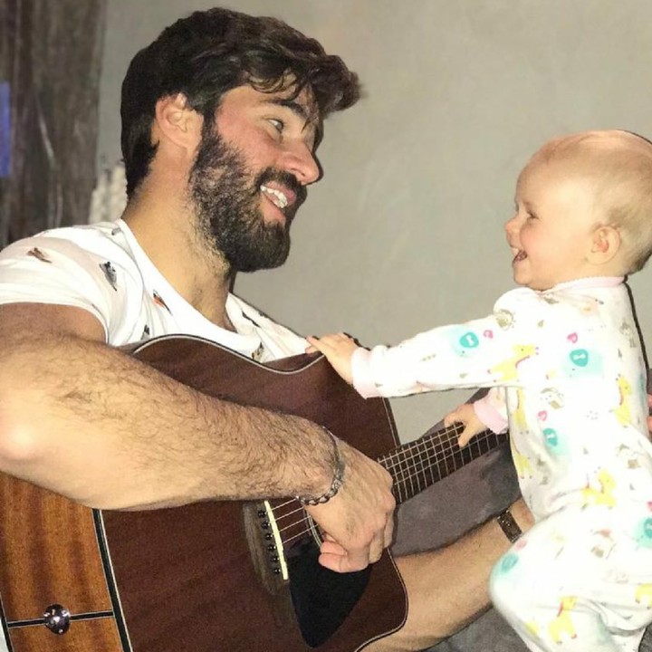 Duet maut ayah dan anak. He-he-he. (Foto: Instagram/allisonbecker)