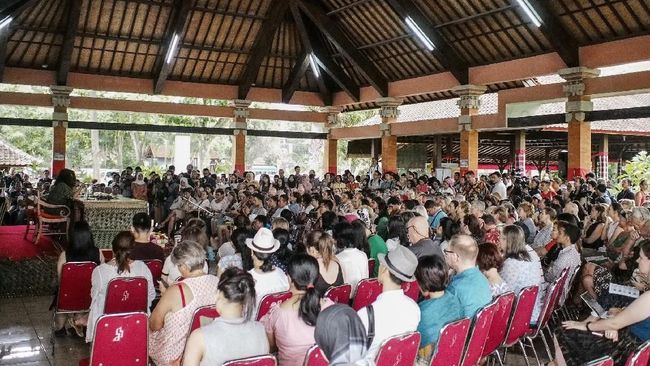 12 Penulis Indonesia Menuju London Book Fair 2019 Sebanyak 12 penulis asal Indonesia yang dipilih menuju London Book Fair 2019 disebut sebagai pencapaian baru dalam kesastraan bangsa.