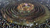 NYALANG: Menatap Lekuk-lekuk Waktu Dalam foto-foto unik pilihan CNNIndonesia.com pekan ini, ada air mata untuk seorang militan yang tewas, patung-patung di pinggir pantai, dan kisah musim gugur.