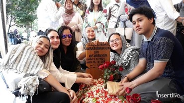 img-title Doa Arumi Bachsin di Pusara Ayahanda
