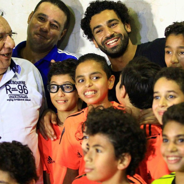 <p>Senyum Mo Salah yang nggak kalah lebar dengan anak-anak di dekatnya. (Foto: Instagram/mosalah)</p>