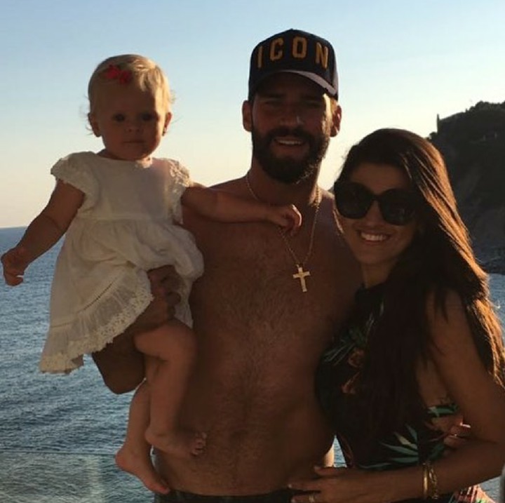 <a href="https://sport.detik.com/aboutthegame//detik-insider/d-4123382/alisson-becker-sebagai-penanda-generasi-emas-kiper-brasil">Alisson Becker</a> menikahi Natalia Loewe yang berprofesi sebagai dokter di tahun 2015. Mereka dikaruniai seorang putri cantik bernama Helena. (Foto: Instagram/allisonbecker)