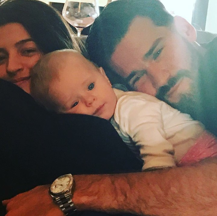 Aaw, ayah Becker nggak bisa lepas dari Helena nih. Hi-hi. (Foto: Instagram/allisonbecker)
