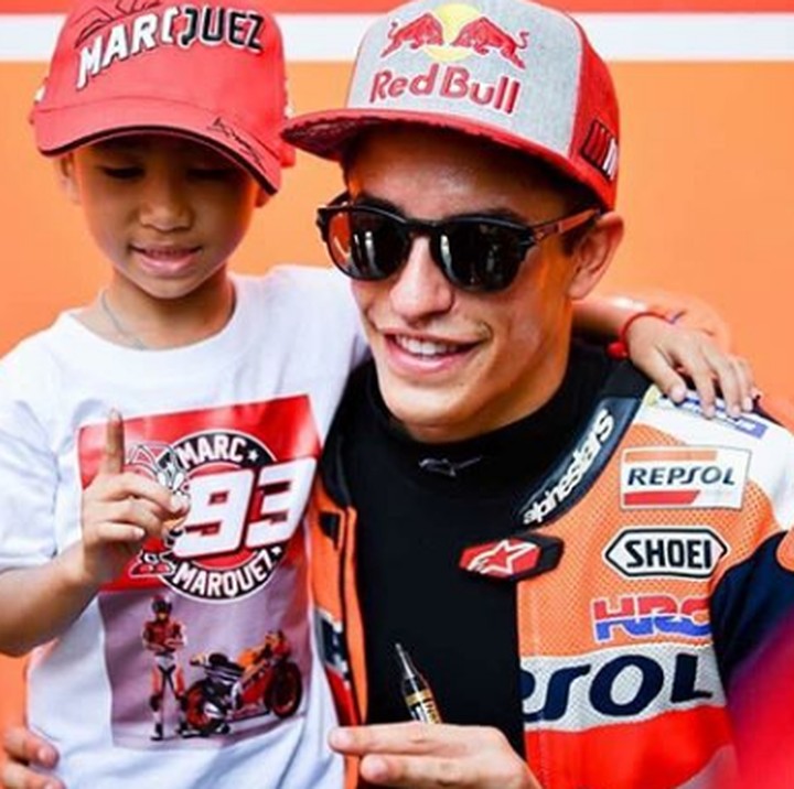 <p>Saking mengaggumi sang idola, seringkali Winnie terlihat memakai kaus MM 93, kausnya Marc Marquez. (Foto: Instagram @minimarquez_winnie93)</p>
