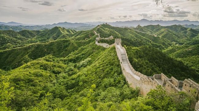 Turis nekat memanjat Tembok Besar China untuk menjelajah bagian luar dari objek wisata bersejarah itu.