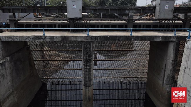 Badan Penanggulangan Bencana Daerah (BPBD) DKI Jakarta mengumumkan tinggi muka air terbaru di sejumlah pintu air usai hujan deras pada Jumat sore.