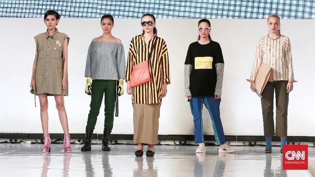 Desainer Jepang Makoto Washizu meracik busana pekerja lapangan menjadi lebih modis dalam Jakarta Fashion Week 2019.