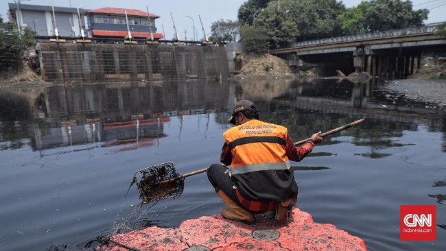 Pintu Air Pasar Ikan berstatus siaga 2 sejak pukul 00.00 WIB dengan ketinggian mencapai 205 cm hingga 229 cm pada pukul 06.00 WIB.