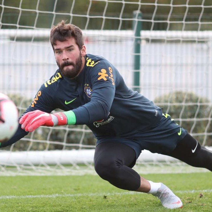Alisson Ramses Becker alias Alisson Becker merupakan penjaga gawang asal Brazil yang kini menjaga gawang dari salah satu klub besar Inggris, <a href="https://sport.detik.com/sepakbola/uefa/4237468/ujian-lanjutan-untuk-liverpool-dan-barcelona">Liverpool</a> fc. (Foto: Instagram/allisonbecker)