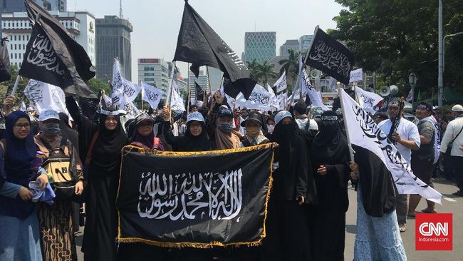 Massa Bawa Spanduk 'Bubarkan Banser' di Aksi Bela Tauhid Massa membawa spanduk bertuliskan 'Bubarkan Banser' saat Aksi Bela Tauhid di kantor Kemenko Polhukam. Menko Polhukam Wiranto sendiri dikabarkan berada di Palu.