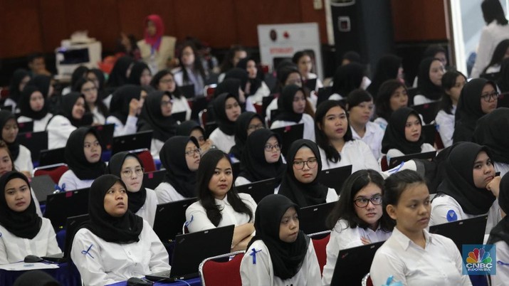 Peserta CPNS mengikuti seleksi Kompetensi Dasar (SKD) di Kantor Walikota Jakarta Timur, Jumat (26/10). Peserta yang lolos akan mengikuti tahap seleksi berbasis komputer yang akan digelar serentak 26 Oktober hingga 17 November 2018.  (CNBC Indonesia/Muhammad Sabki)