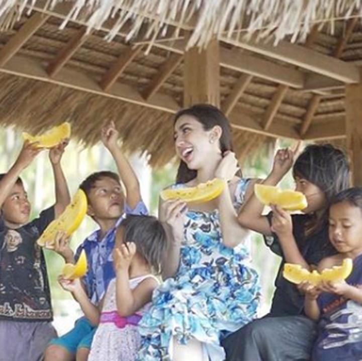 <p>Makan buah bersama anak-anak. Bahagia banget ya, Bun. (Foto: Instagram @nadiapurwoko)</p>