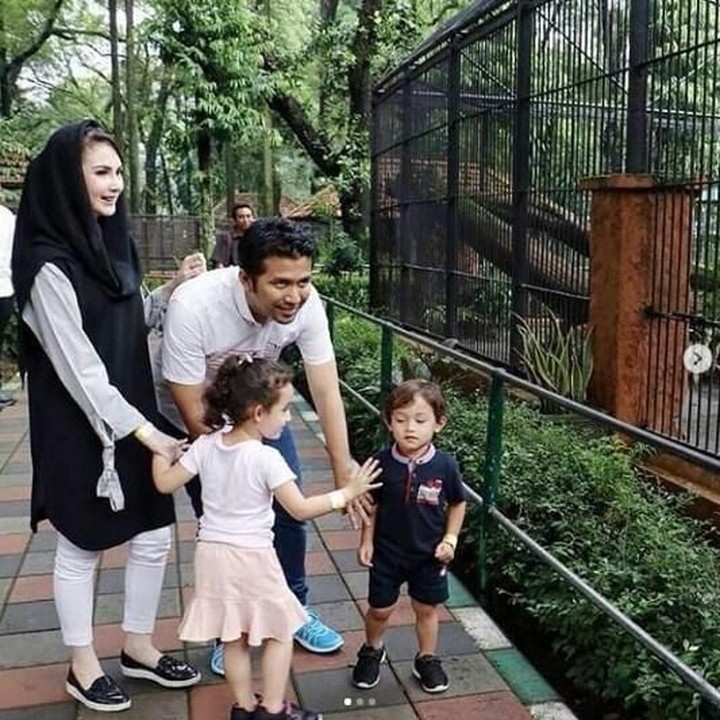 <p>Wah seru banget Lakeisha dan Alkeinan pergi bersama Bunda Arumi dan Ayah <a href="https://news.detik.com/berita-jawa-timur/d-4257980/emil-dardak-bicara-agrobisnis-40-di-banyuwangi-apa-itu" target="_blank">Emil Dardak </a>ke kebun binatang. (Foto: Instagram @arumi_arumi_94)</p>