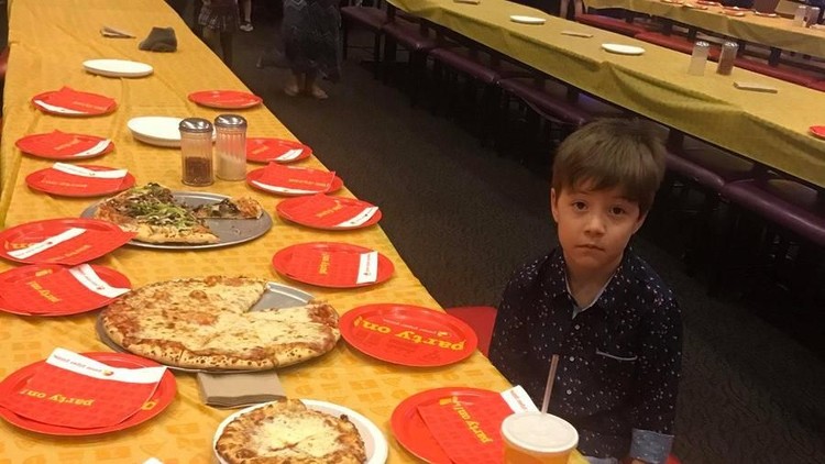 Anak ini kasihan deh, Bun. Teman-temannya nggak ada yang datang ke pesta ultahnya. Alhasil, si bocah merayakan ultahnya sendirian.
