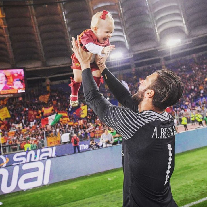 Becker pun tak segan merayakan kemenangannya bareng si kecil Helena di lapangan hijau lho. (Foto: Instagram/allisonbecker)