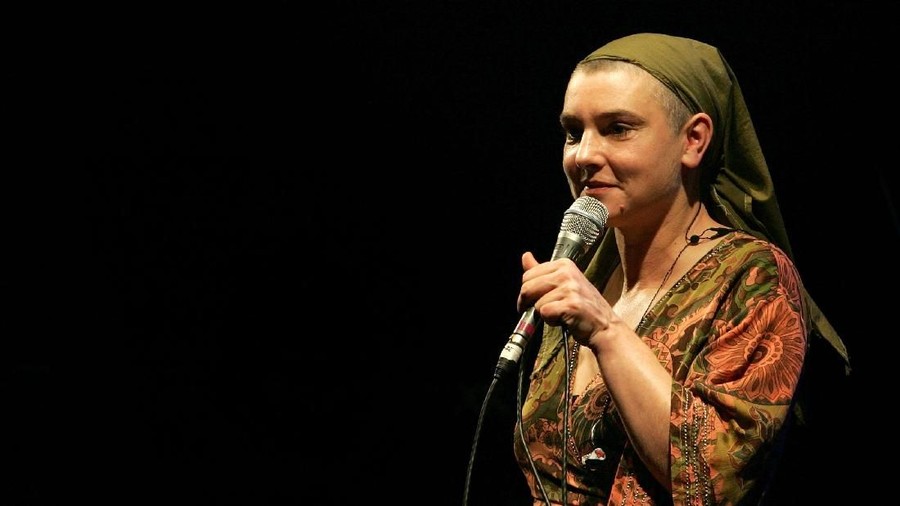 FREMANTLE, AUSTRALIA - MARCH 15: Sinead O'Connor performs on stage during day one of the 5th annual West Coast Blues n Roots Festival in Esplanade Park on March 15, 2008 in Perth, Australia.  (Photo by Paul Kane/Getty Images)