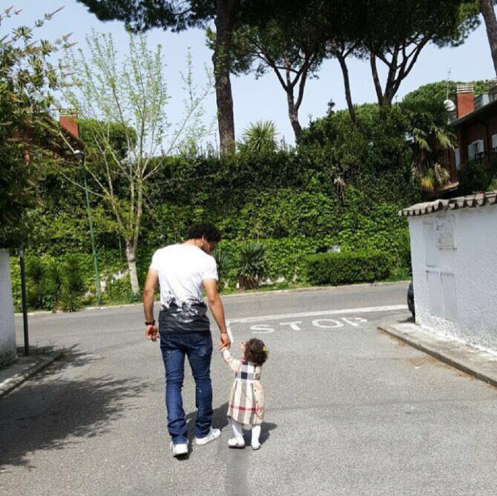 <p>Ia juga muslim yang taat. Punya seorang istri bernama Magi Salah, dan punya seorang putri cantik berusia 4 tahun. Tapi memang, <a href="https://sport.detik.com/sepakbola/uefa/d-4272581/shaqiri-jadi-jawaban-atas-dahaga-kreativitas-di-liverpool?_ga=2.85521168.88361943.1540174850-1198794712.1536556213" target="_blank">Mohamed Salah</a> jarang mengunggah kehidupan pribadinya di medsos karena sangat menjaga privasinya. (Foto: Instagram/mosalah)</p>