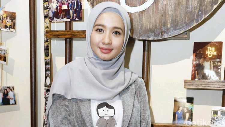 Laudya Cynthia Bella tak lagi ingin unggah foto mesra dengan suami di media sosial. Simak alasan psikolog, Bunda perlu bijak sebelum unggah foto dengan suami.