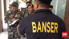 Banser dan Aparat Gabungan Kawal Natal di Katedral Jakarta