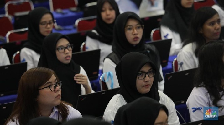 Seleksi SKD Dimulai, Begini Proses Kelanjutan seleksi CPNS Peserta CPNS mengikuti seleksi Kompetensi Dasar (SKD) di Kantor Walikota Jakarta Timur, Jumat (26/10). Peserta yang lolos akan mengikuti tahap seleksi berbasis komputer yang akan digelar serentak 26 Oktober hingga 17 November 2018. (CNBC Indonesia/Muhammad Sabki)