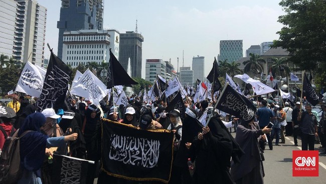 Sejumlah peserta aksi bela kalimat tauhid dan ketua GNPF Ulama Yusuf Martak menemui perwakilan Kemenkopolhukam. Mereka mendesak Banser NU dibubarkan.