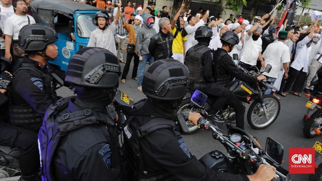 Wakapolri menyatakan sebanyak belasan ribu personel gabungan TNI dan Polri disiapkan guna mengamankan Aksi Bela Tauhid yang rencananya digelar siang hari ini