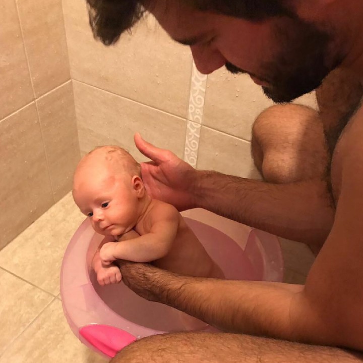 Alisson Becker dengan penuh kasih saat memandikan Helena yang imut banget. (Foto: Instagram/allisonbecker)