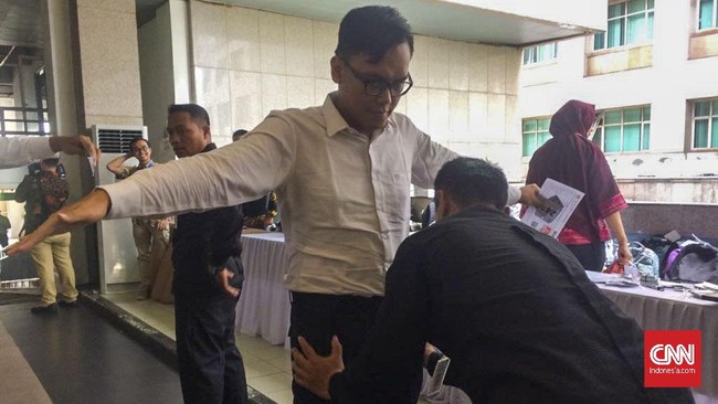 Setelah masalah teknis teratasi, para peserta tes CPNS 2018 di Kantor Wali Kota Jakarta Selatan mulai menjalani body scanning masuk ruang tes.