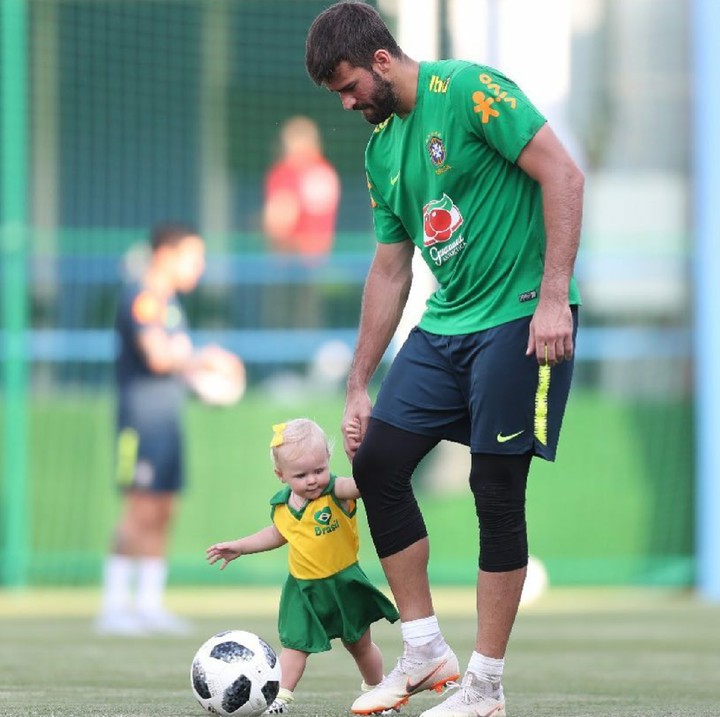 Pemain nasional Brazil ini cukup sering mengajak Helena bermain di lapangan. Hi-hi, nggemesin banget ya Helena. (Foto: Instagram/allisonbecker)