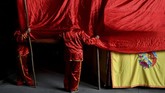 NYALANG: Menatap Lekuk-lekuk Waktu Dalam foto-foto unik pilihan CNNIndonesia.com pekan ini, ada air mata untuk seorang militan yang tewas, patung-patung di pinggir pantai, dan kisah musim gugur.